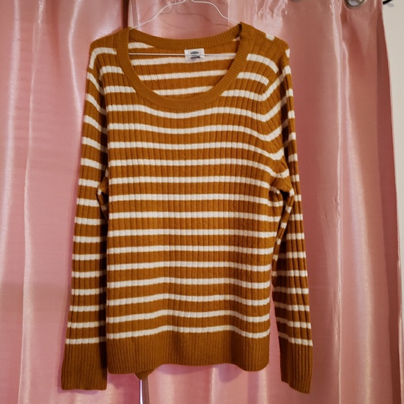 Old Navy sweater - Picture 2 of 3
